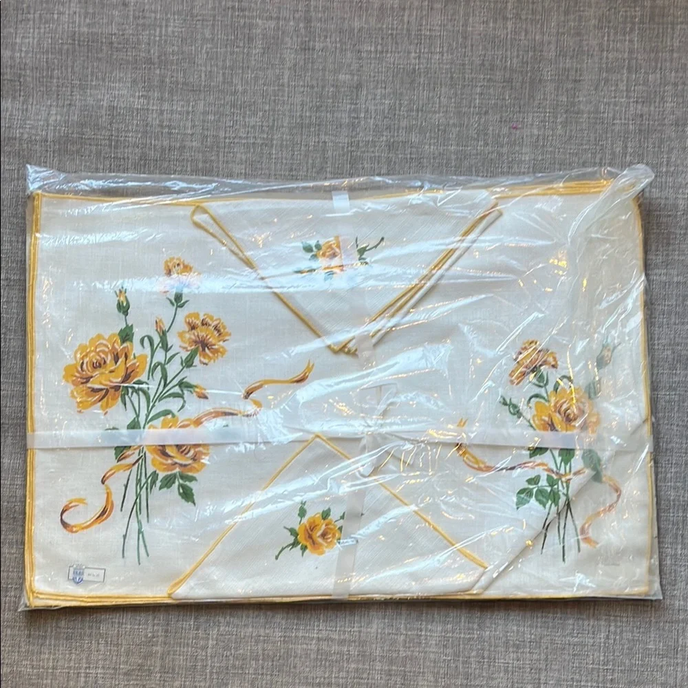 Vintage Belgian 100%  Linen Napkin and Placemat Set of 4 Floral Gold Roses